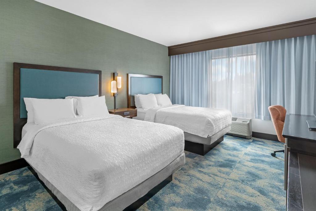 Hampton Inn & Suites Bend photo