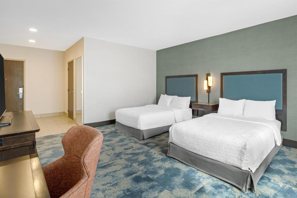Hampton Inn & Suites Bend photo