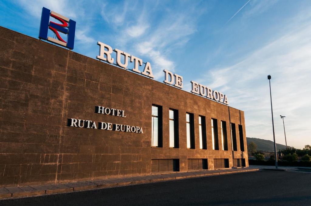 ceglany budynek z znakiem na górze w obiekcie Hotel Ruta de Europa w mieście Vitoria-Gasteiz