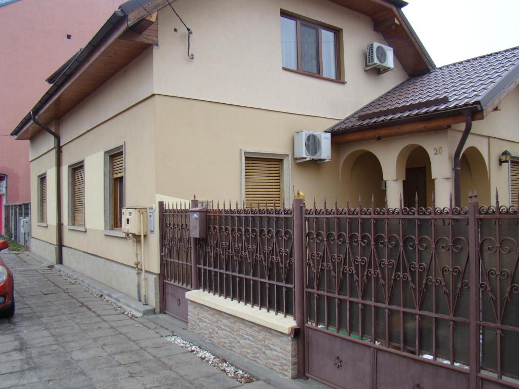 ein Haus mit einem Zaun davor in der Unterkunft Casa Clara in Timişoara
