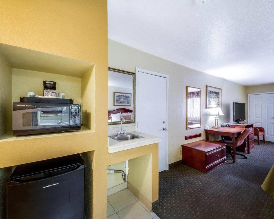 Econo Lodge Inn & Suites Eagle Pass - Suite King