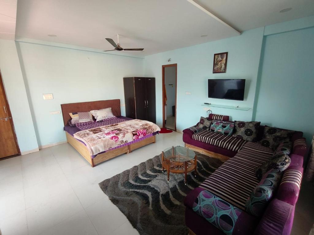 a living room with a couch and a bed at Oasis Fun Villa - Cafe in Rao
