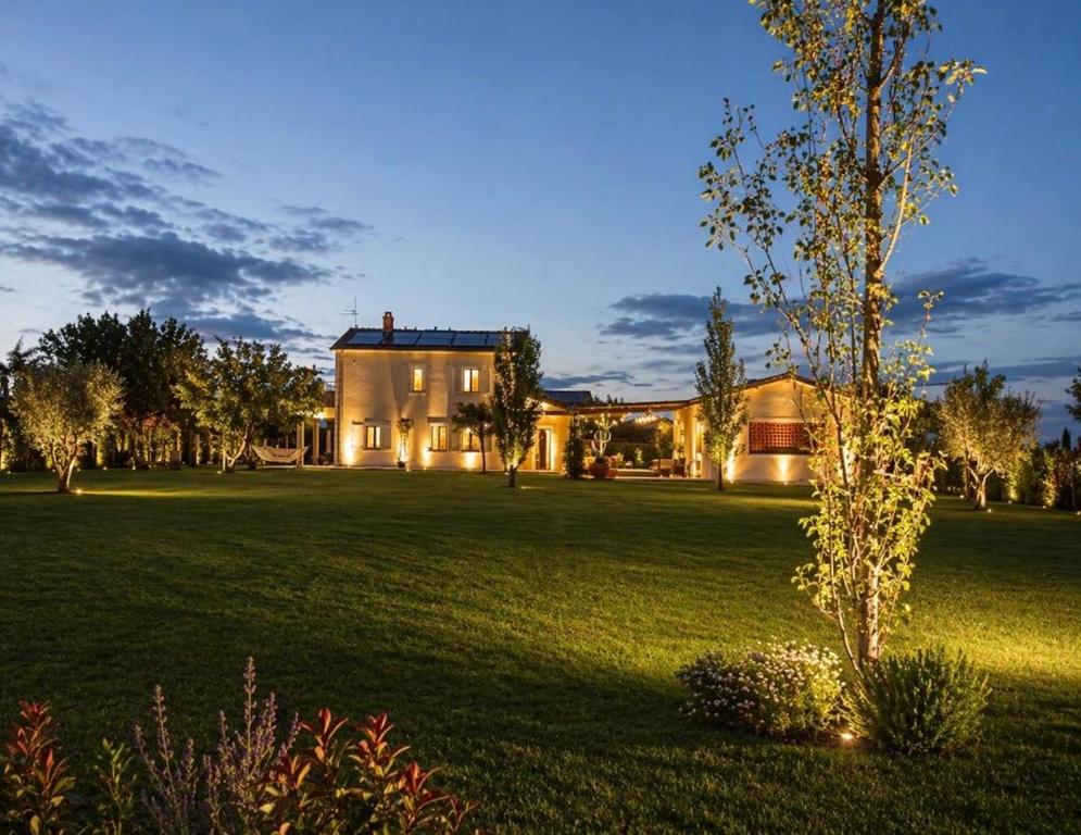 a large yard with a house in the background at Si Sofia country house in Capaccio-Paestum