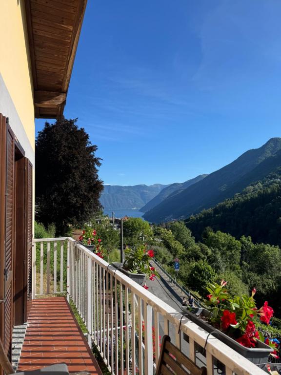 a balcony with a view of the mountains at Casa vacanze Adri in Faggeto Lario 