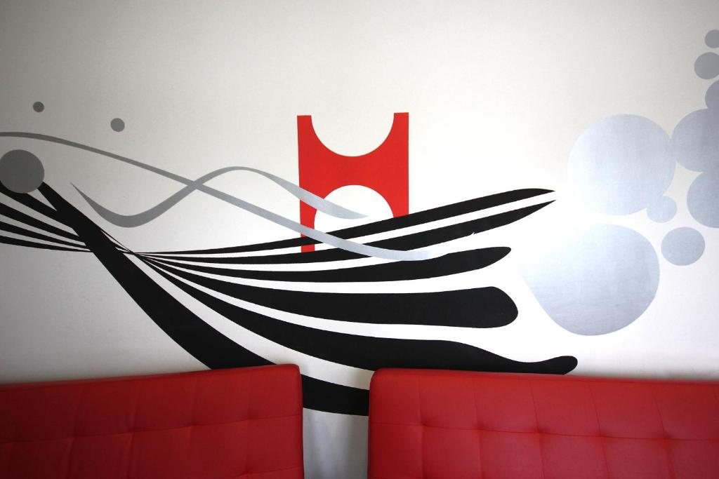 una pared con una calcomanía de un barco en ella en Botxo Gallery - Youth Hostel Bilbao, en Bilbao
