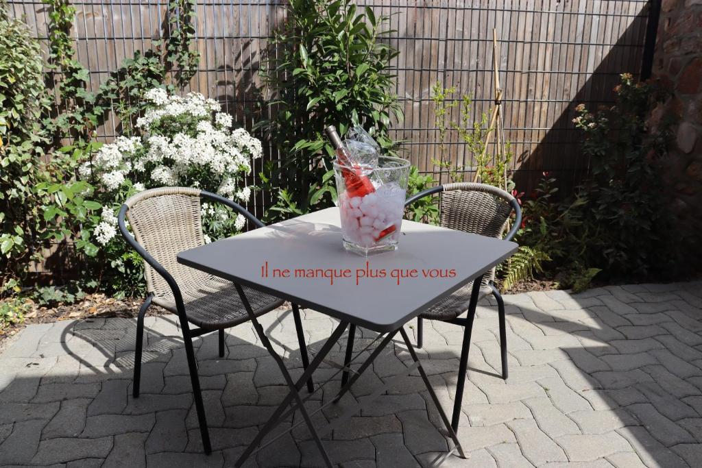 a table with a sign on top of it at Gîte des Potiers in Epfig
