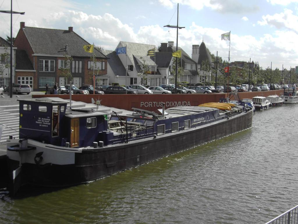 MerkemにあるSt-Antoineの船が都市の水に停泊している