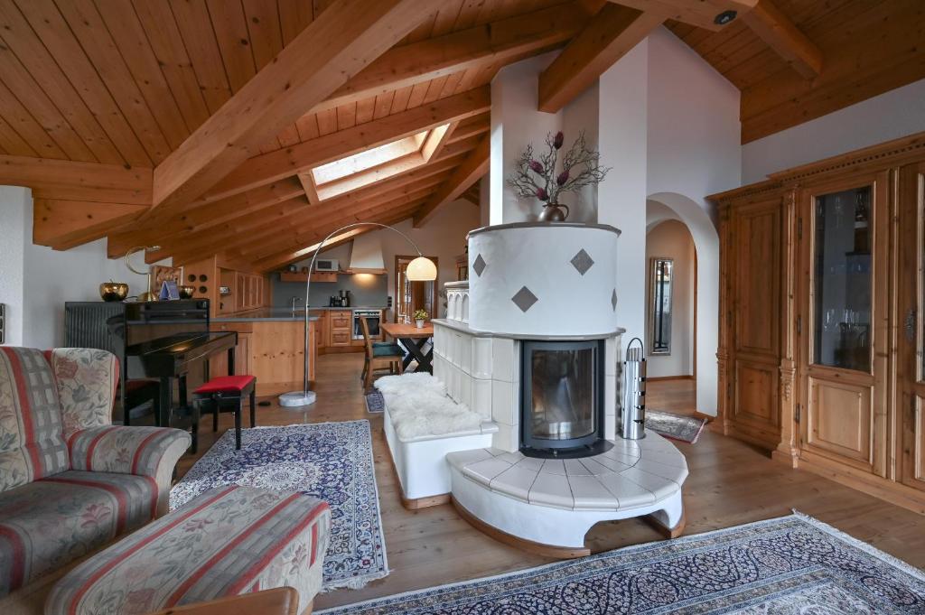 ein Wohnzimmer mit einem Kamin in der Mitte in der Unterkunft Ferienwohnung Edelweiß mit Sommer- Bergbahn unlimited kostenlos in Obermaiselstein