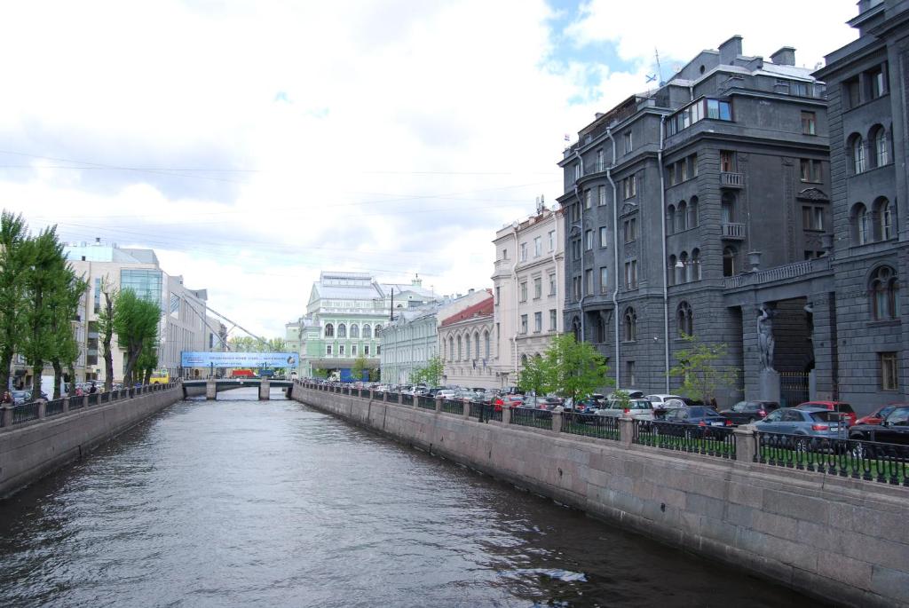 un fiume nel centro di una città con edifici di Apartment Korsakov a San Pietroburgo