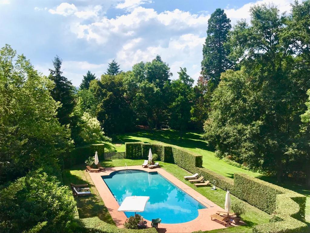 an overhead view of a swimming pool in a garden at Maison dans un parc in Parentignat