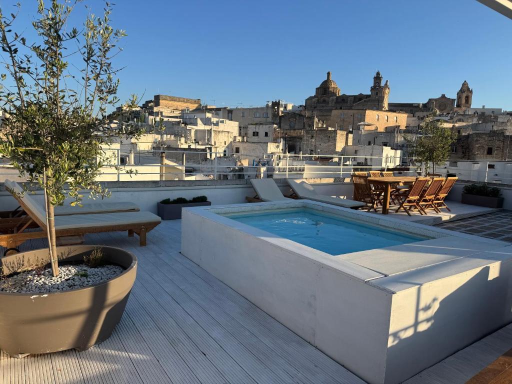 jacuzzi na dachu budynku w obiekcie Palazzo Mascetti w mieście Ostuni