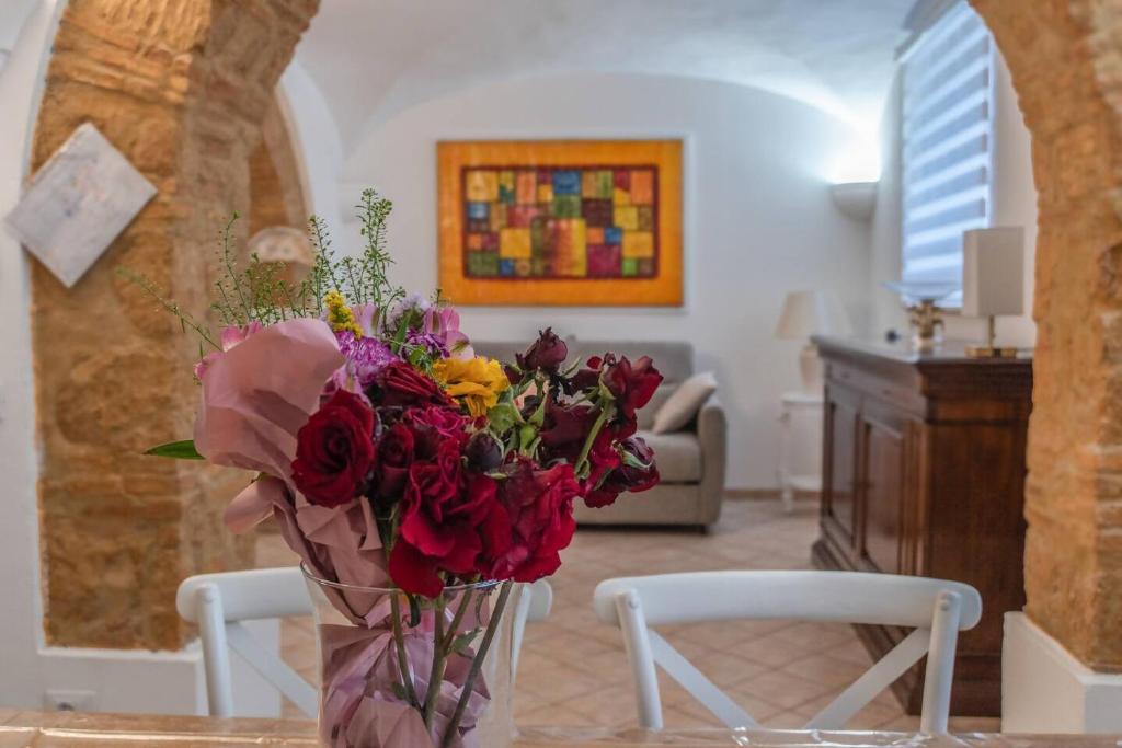 a vase of flowers on a table in a living room at Apartment Sole e Luna - Fronte Mare in Nettuno