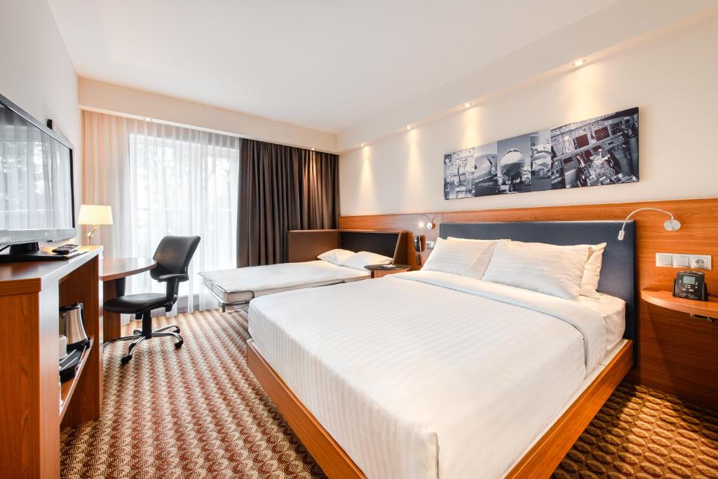 Hampton by Hilton Warsaw Airport - Queen Room With Sofa Bed