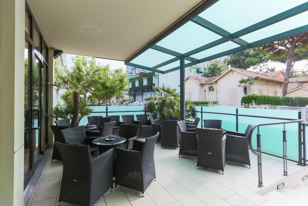 Bazén v ubytování Hotel De Londres nebo v jeho okolí