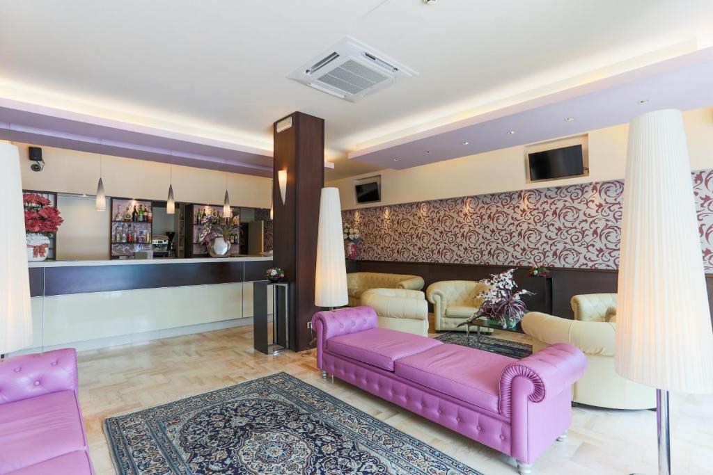 TV a/nebo společenská místnost v ubytování Hotel De Londres