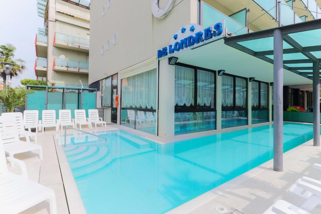 Bazén v ubytování Hotel De Londres nebo v jeho okolí