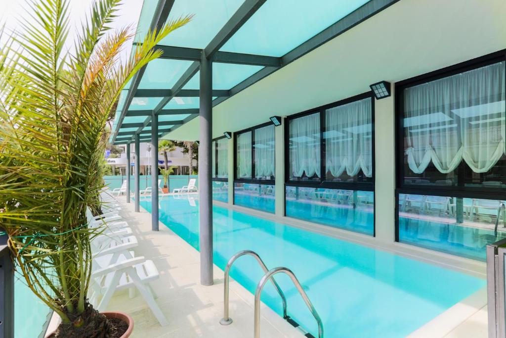 Bazén v ubytování Hotel De Londres nebo v jeho okolí