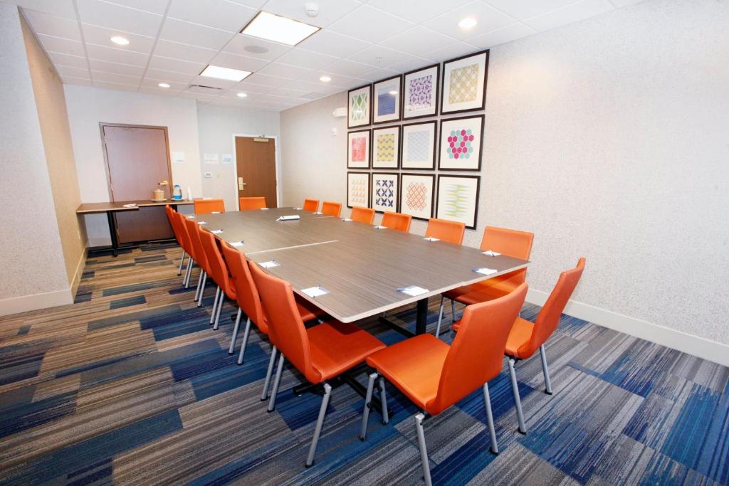 Holiday Inn Express & Suites Bethlehem Airport-Allentown Area photo