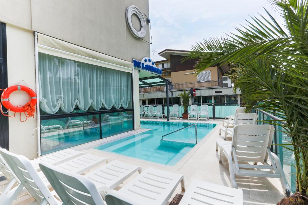 Bazén v ubytování Hotel De Londres nebo v jeho okolí