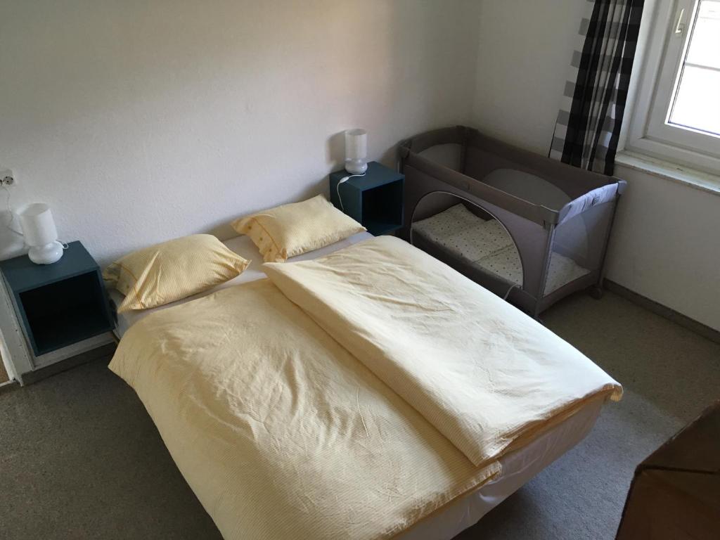 - une chambre avec un lit et 2 tables de chevet dans l&#39;établissement Apartment Haus Wieser, à Gröbming