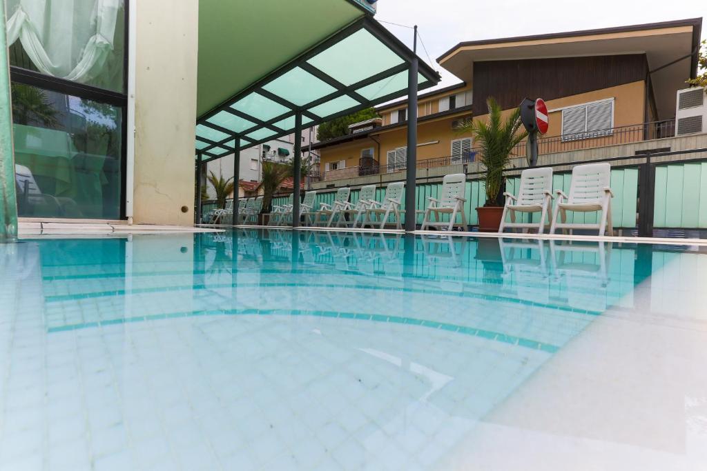Bazén v ubytování Hotel De Londres nebo v jeho okolí