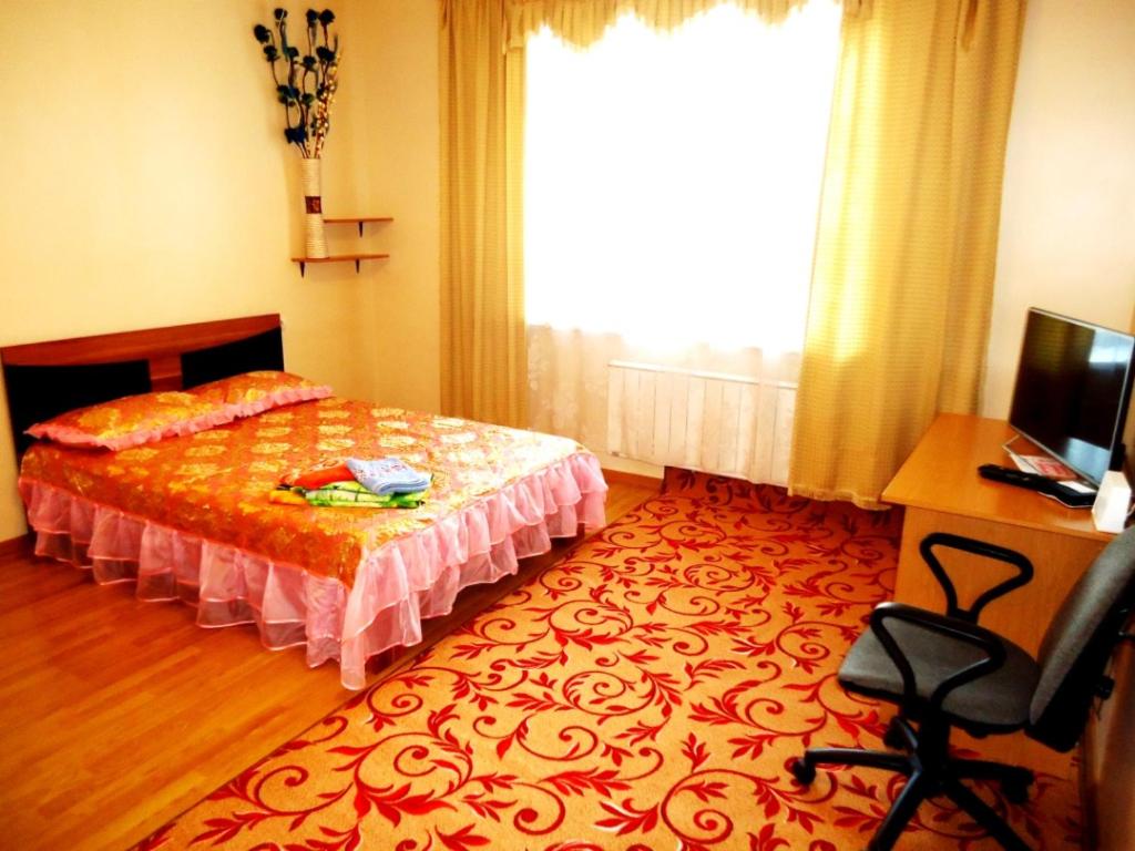 チタにあるApartment TwoPillows Krasnoarmeyskaya 14 10flのベッドルーム1室(ベッド1台、デスク、窓付)