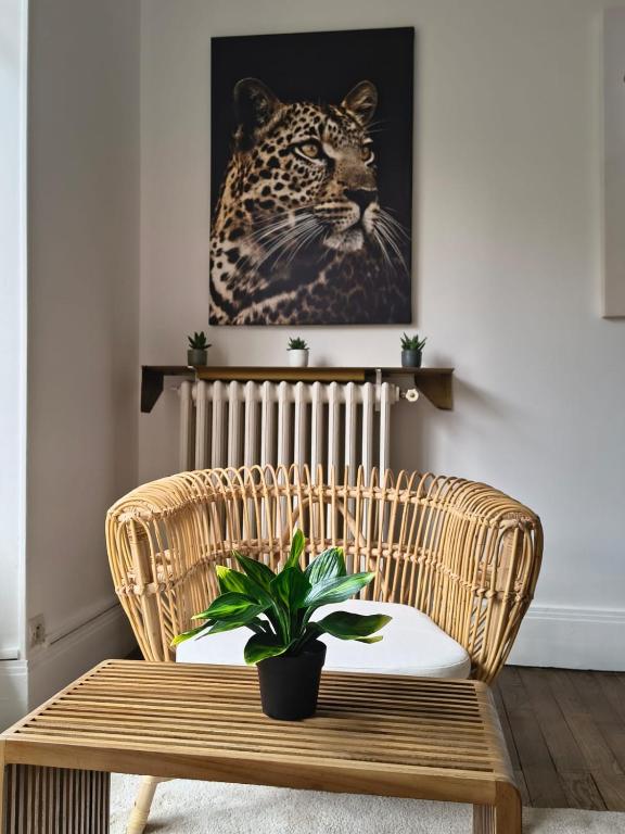 a painting of a leopard on a wall at Avocado - Garage inclus - T3 - 96m2 - lumineux - Centre ville tout à pied in Grenoble