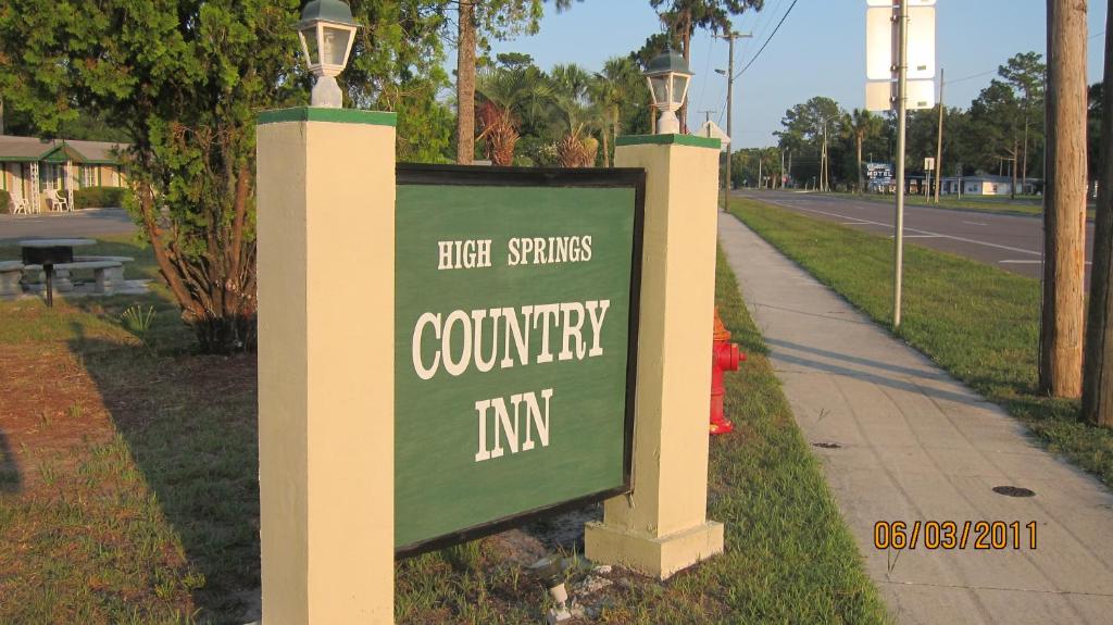 Un cartel que dice "Hot Springs County inn" en una valla. en High Springs Country Inn, en High Springs