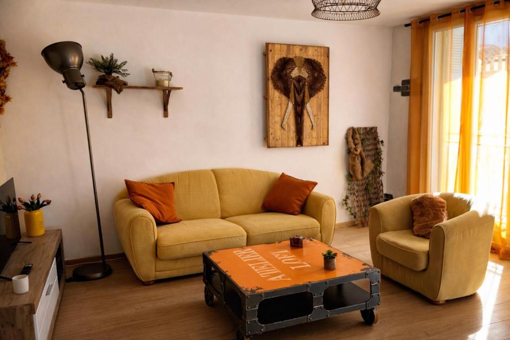 a living room with a couch and a table at Appartement dans le centre médiéval in Hyères