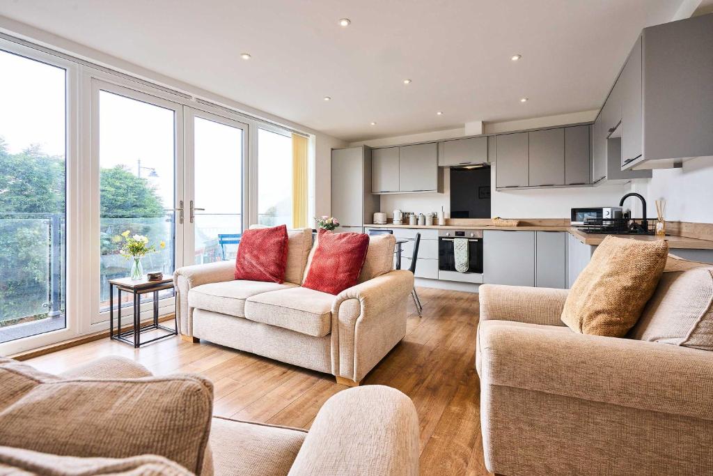 a living room with two couches and a kitchen at Host & Stay - 2a Hamilton Road in Felixstowe