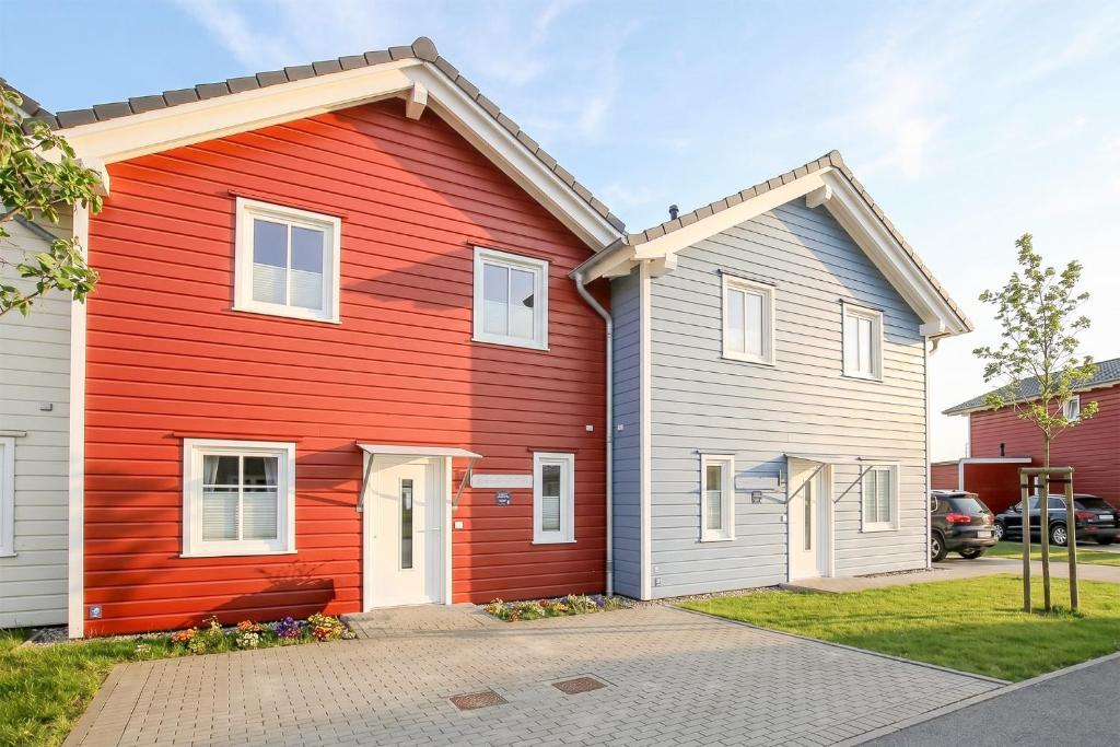 a red house with a gray at Ferienhaus Rotschenkel in Dagebüll