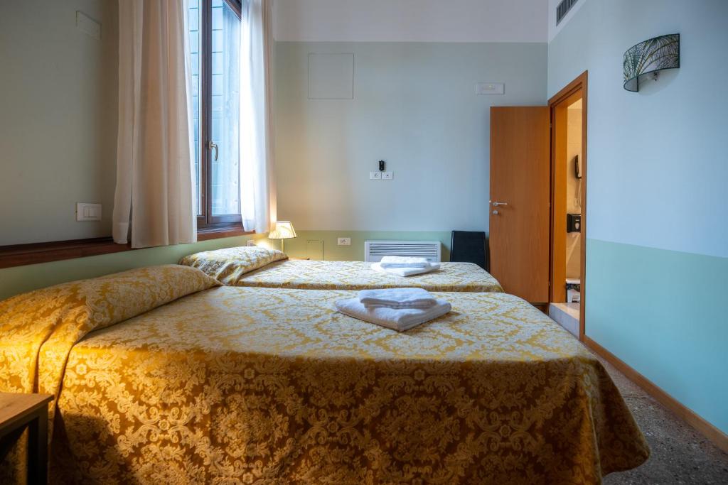 Foresteria Valdese Venezia - غرفة توأم مع حمام خاص