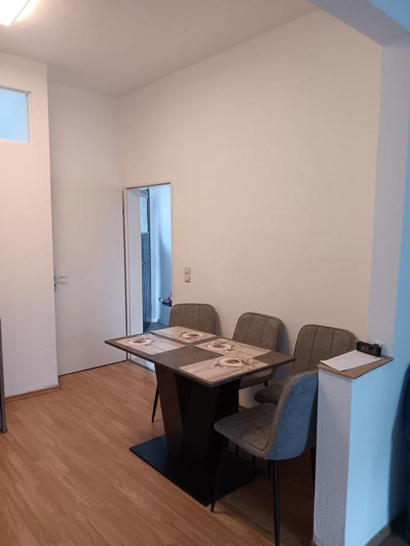 a conference room with a table and chairs at Gemütliche Ferienwohnung in Bottrop