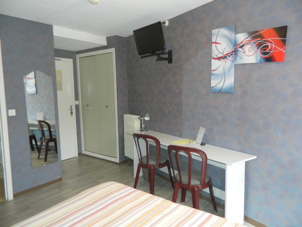 TV a/nebo společenská místnost v ubytování Logis Hôtel L'Elancèze
