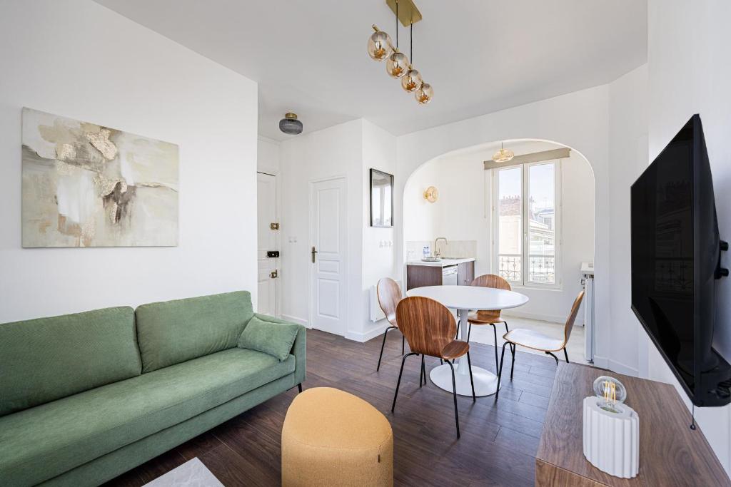 53 Montsouris Park 2 Bedrooms Quiet Alésia Renovated