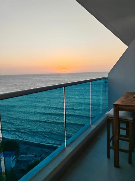 a balcony with a view of the ocean at 18 El escape perfecto frente al mar in Santa Marta
