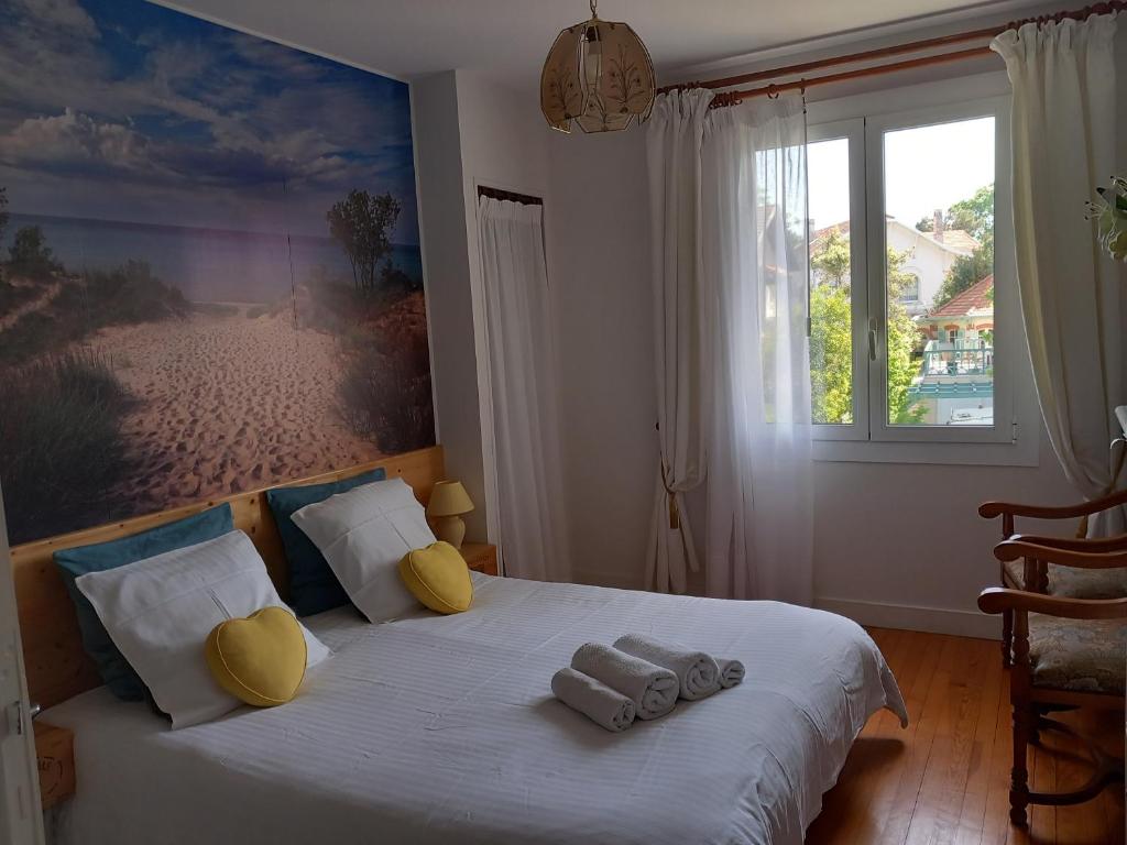 a bedroom with a bed with towels on it at Villa Do Sol Chambre d'Hôtes "Arbousiers" in Arcachon
