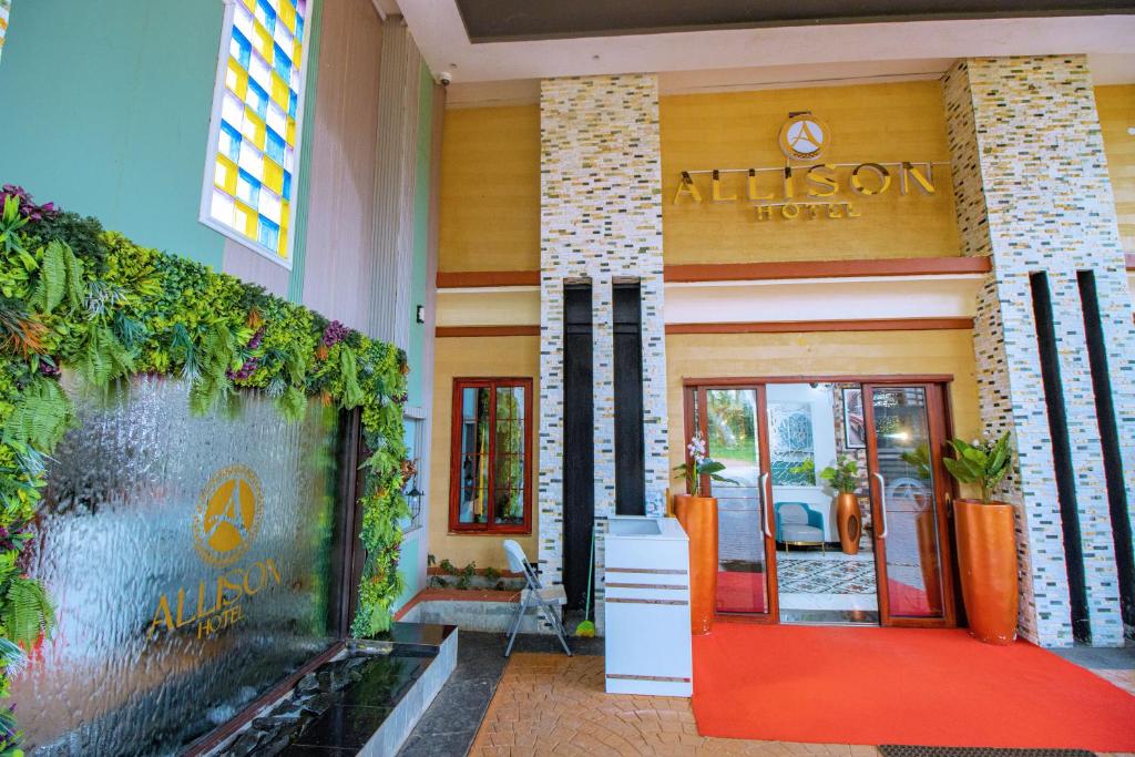 ein Hoteleingang mit einer roten Tür in der Unterkunft Allison Hotel in Jinja