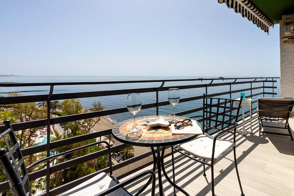Marbella Sunshine - First Line Beach & Terrace by Rent Me
