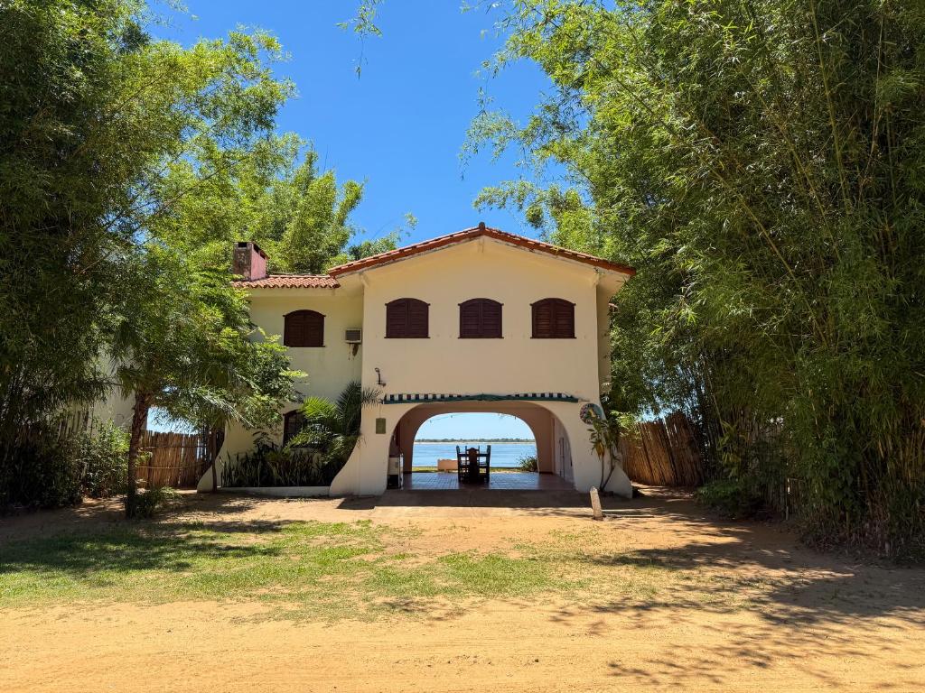 a large house with an archway in a yard at Hueso cue 105 in Paso de la Patria