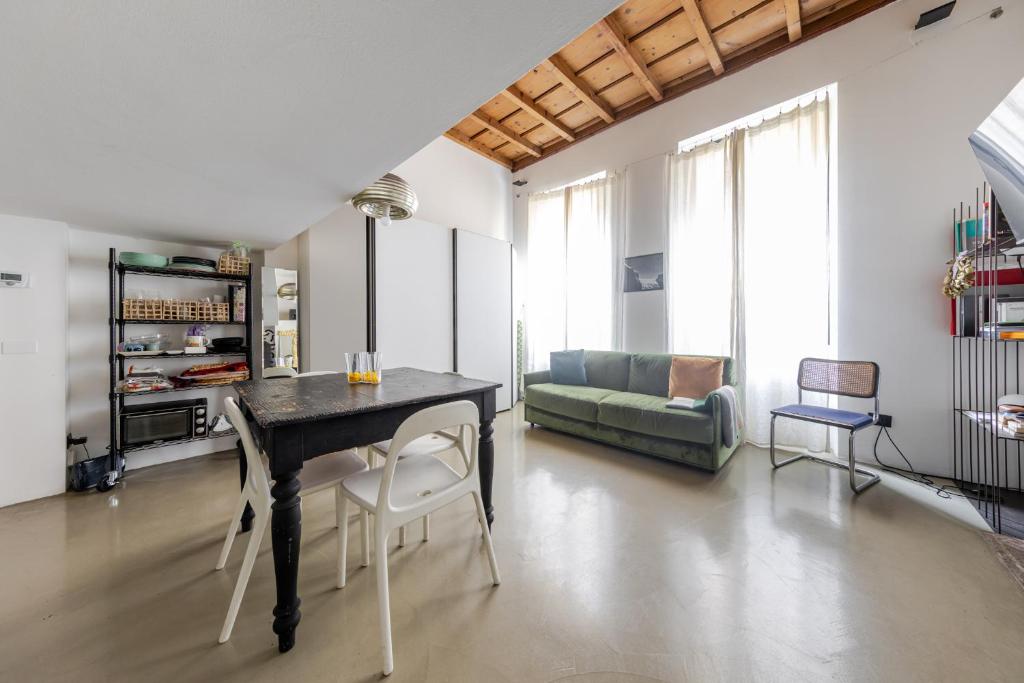 Loft 10 min Walking Distance to Duomo