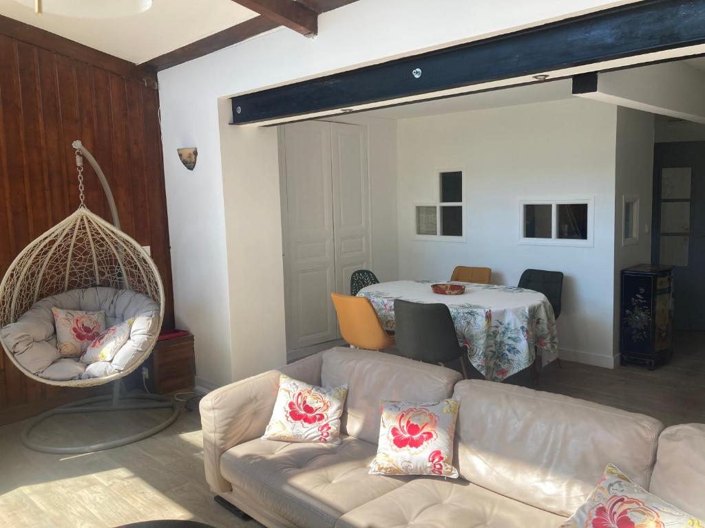 a living room with a couch and a table at Superbe maison calme au centre ville in Blois