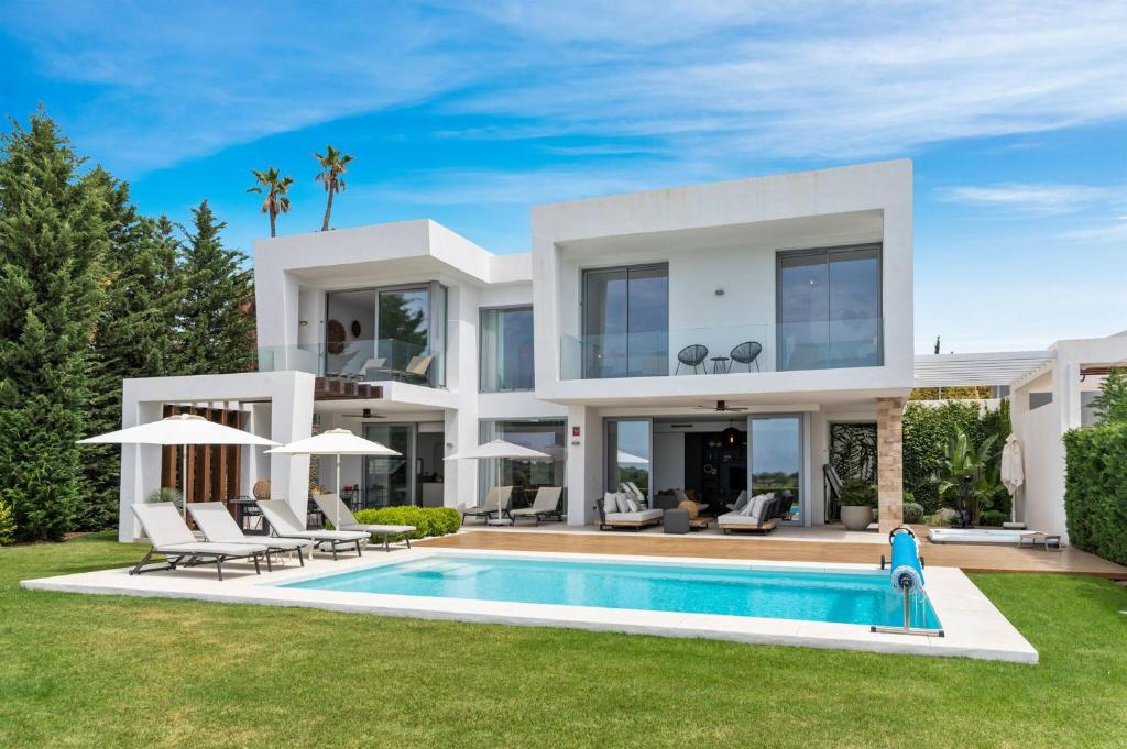 3301 Villa Mariposa