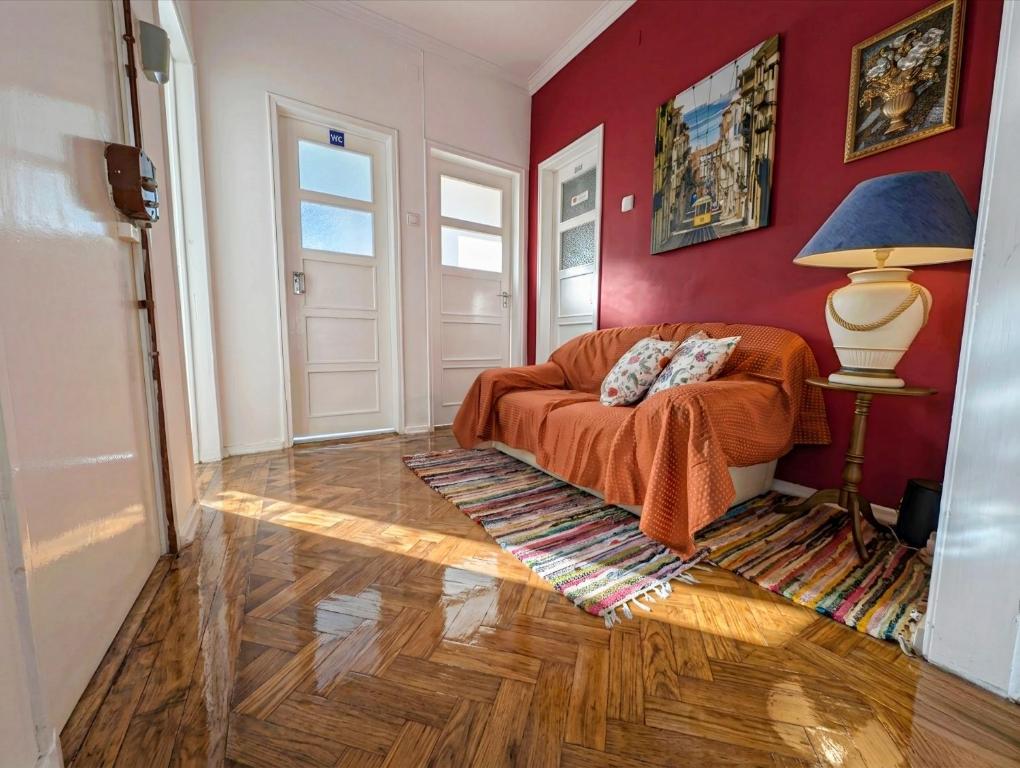 Charming D'Ourique 3-Bedroom Apartment with Private Balcony in Central Campo de Ourique, Lisbon