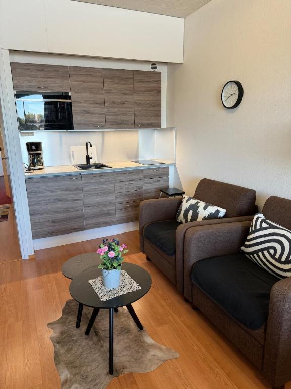 a living room with a couch and a table at Hotelli Terme 425 in Kilvakkala