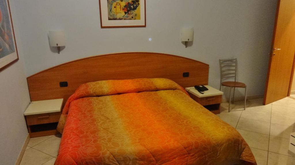 Posteľ alebo postele v izbe v ubytovaní Hotel2000