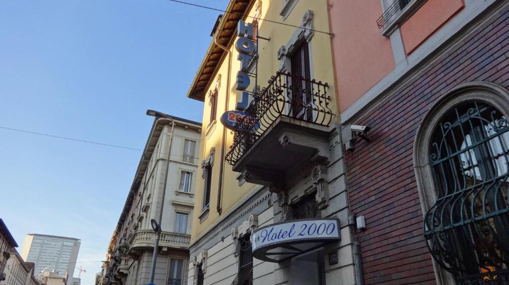 un bâtiment avec un panneau sur son côté dans l'établissement Hotel2000, à Milan