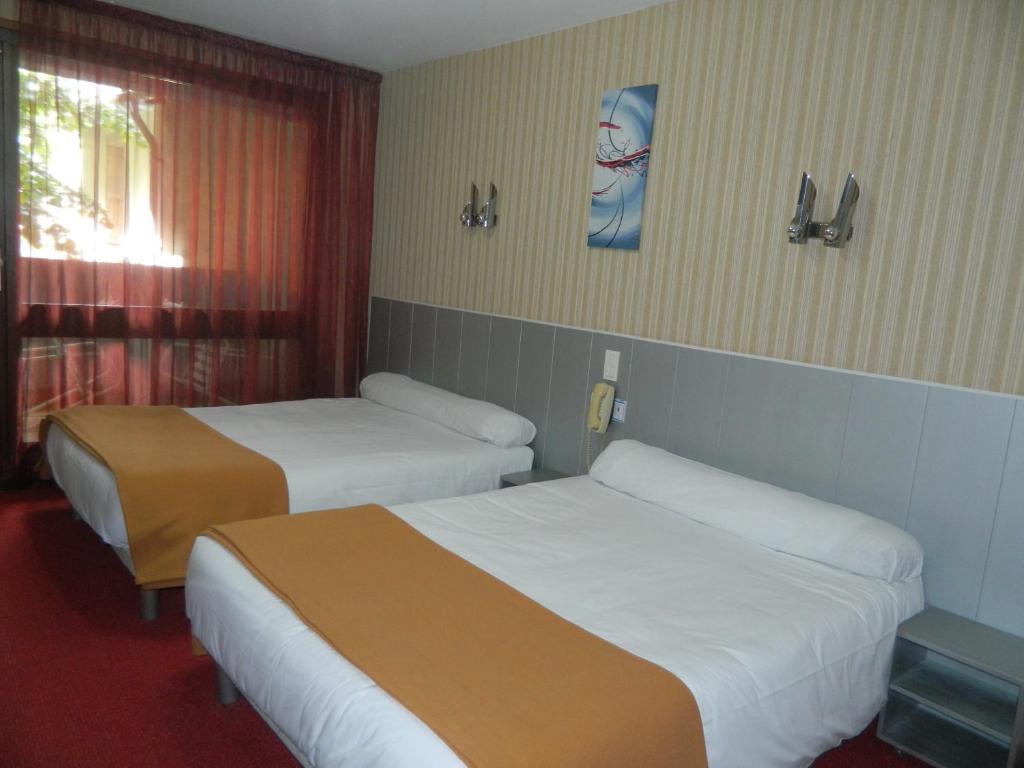 Postel nebo postele na pokoji v ubytování Logis Hôtel L'Elancèze