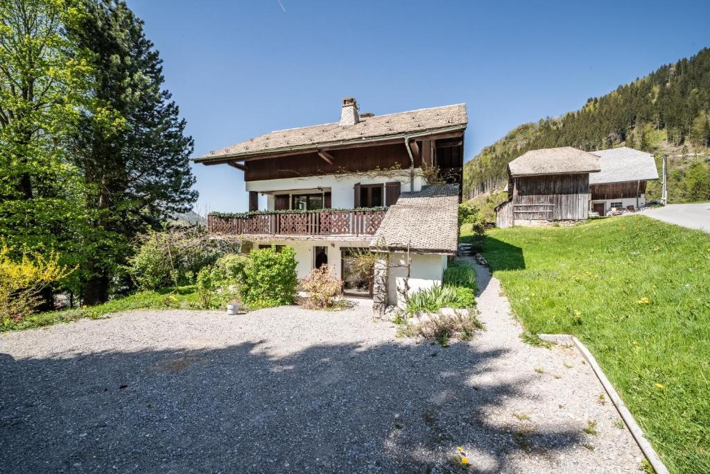 an external view of a house with a yard at Chalet Tante Emma proche Lac Leman in Vacheresse