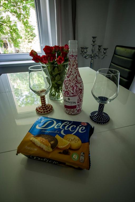 a table with a bag of chips and a bottle of coke at Apartament nad rzeką in Kowary